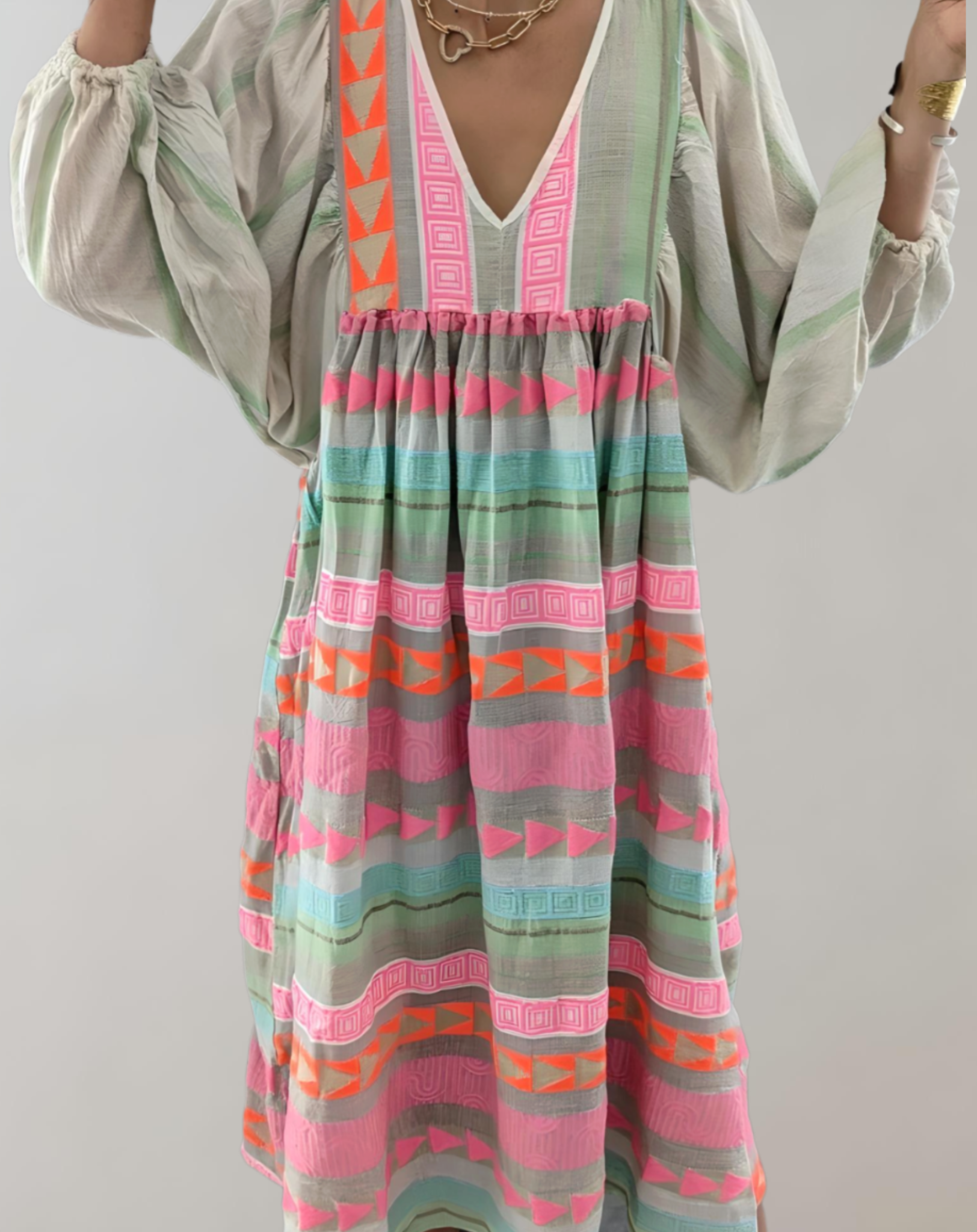 Robe multicolore surdimensionnée en rose bleu vert orange et beige avec motifs imprimés aléatoires