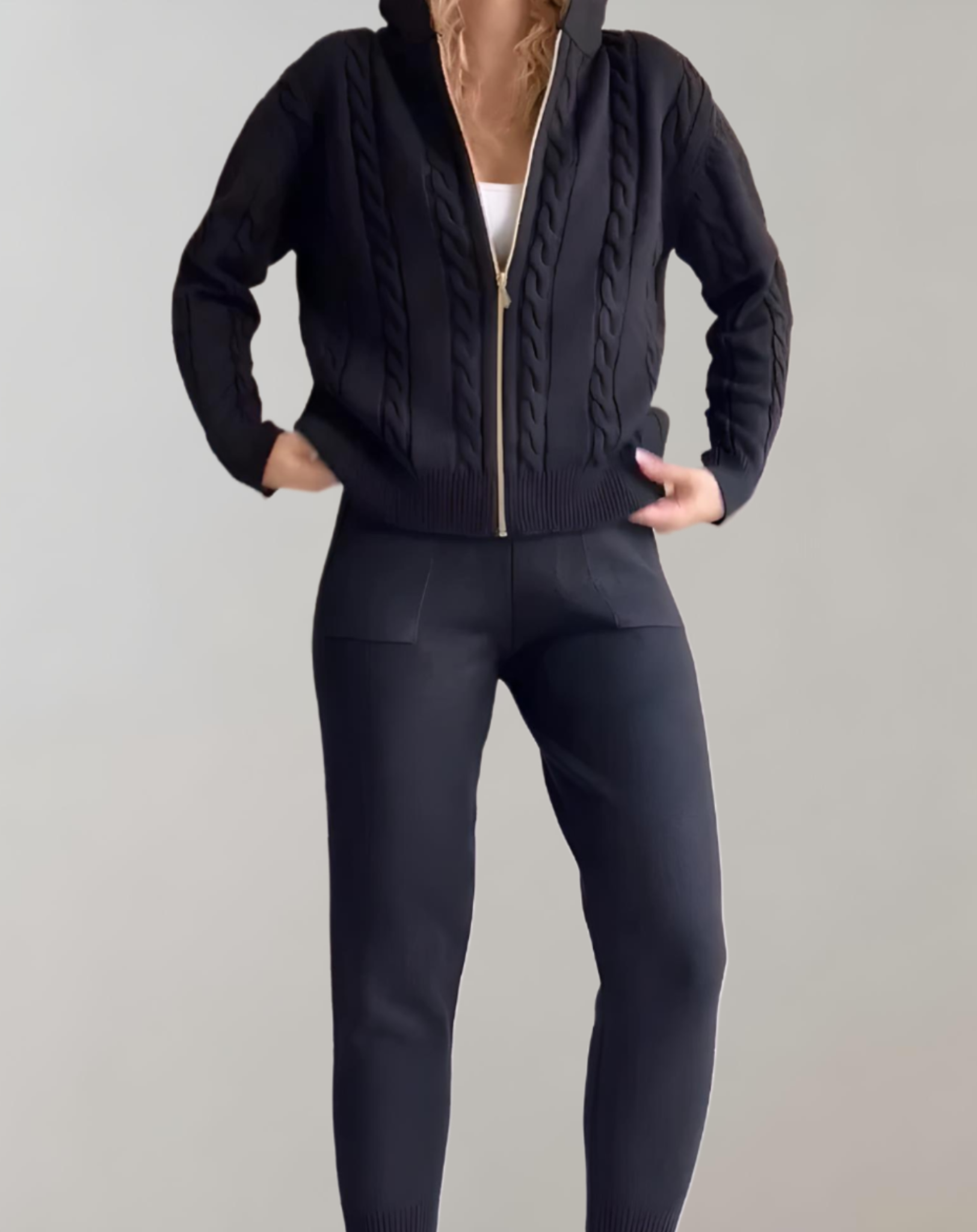 Ensemble 2 pièces composé d'une veste à capuche avec fermeture éclair sur toute la longueur et d'un pantalon skinny avec poches