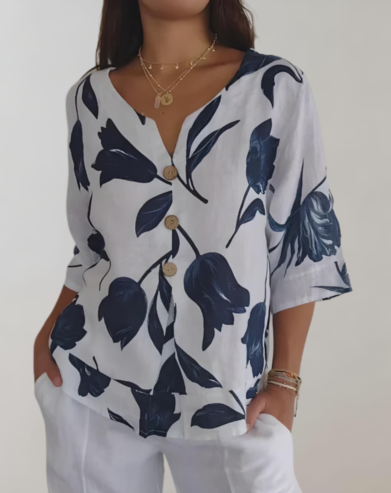 Top ample à manches 3/4, motif floral et fermeture à boutons