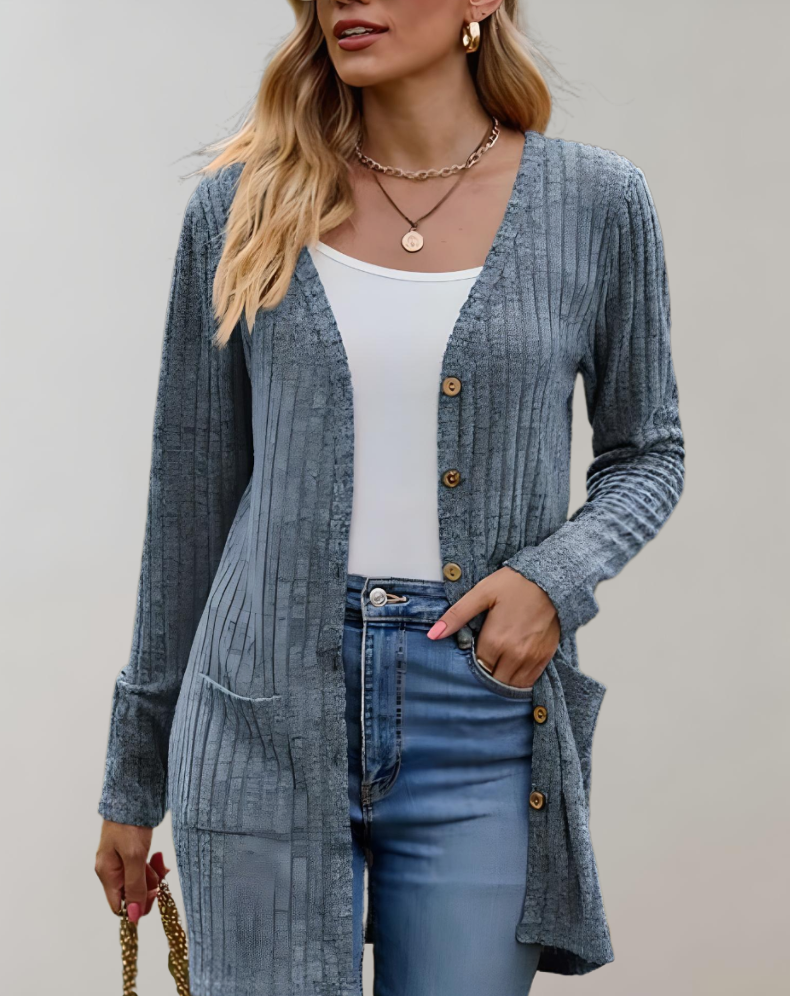 Pull long et simple avec des poches latérales et un design côtelé avec des boutons