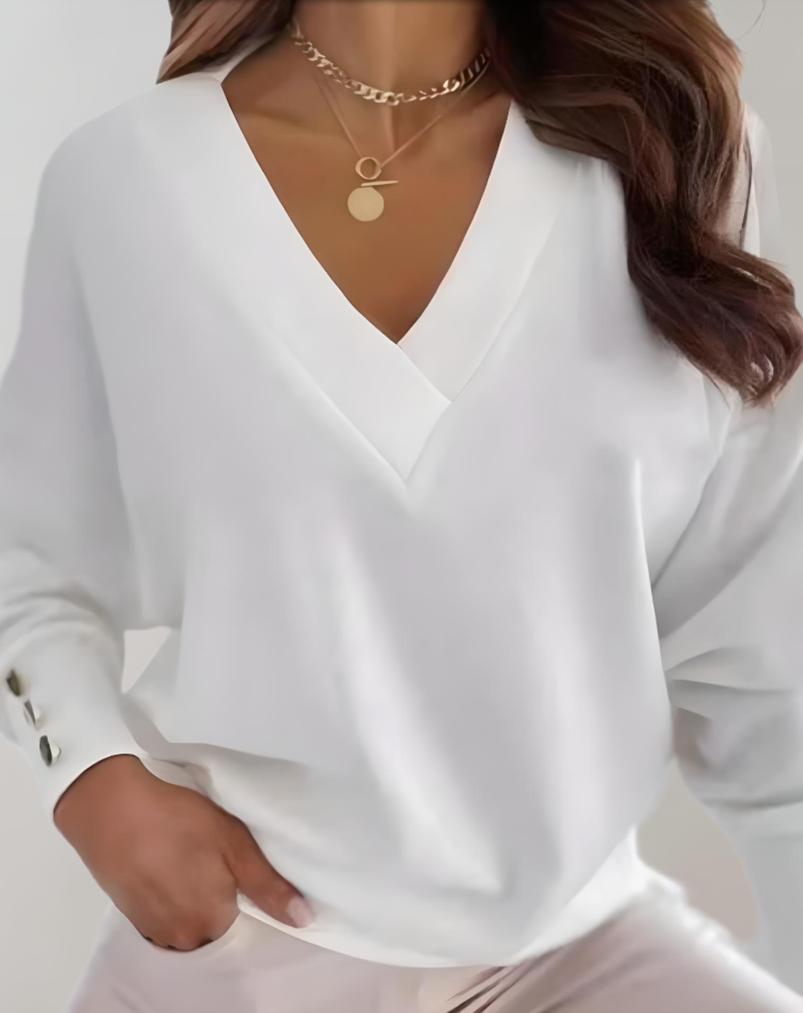 Pull simple avec un col en V et des boutons sur les manches